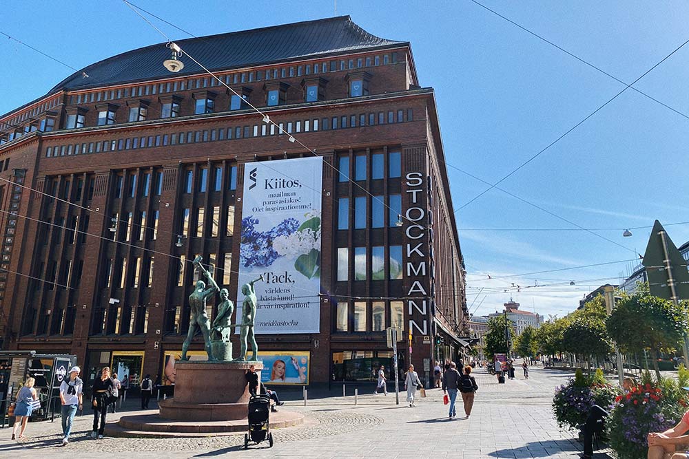 Центральный универмаг Stockmann в самом центре Хельсинки. На цокольном этаже расположен очень крутой фудмаркет Herkku — там большой ассортимент вкусных фермерских продуктов и свежей рыбы