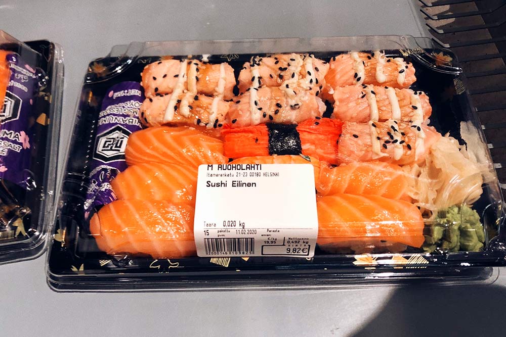 Так как рыба свежая, в Финляндии готовят очень вкусные суши. Это сет из K-Citymarket, содержимое можно выбрать самостоятельно. Килограмм суши стоит 19,95 €