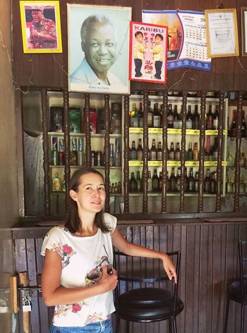 Еще один бар с решеткой. За мной — большая фотография первого президента страны Джулиуса Ньерре, которого все уважительно называют «Учитель». Слева от него мужчина в военной форме — это Джон Магуфули, нынешний президент Танзании