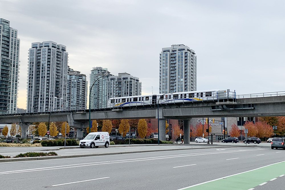 Поезда Sky Train управляются в автоматическом режиме, то есть в них нет машиниста