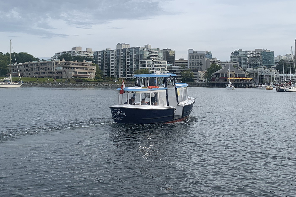 До коронавируса такие паромы Falls Creek Ferries перевозили по 12 человек. Сейчас 6 — это максимум. Расстояние между остановками разное, самая короткая поездка займет 3 минуты