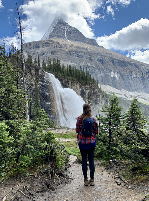 Одна из изюминок Berg Lake Trail — Императорские водопады, к которым можно подойти вплотную, чтобы освежиться холодными брызгами