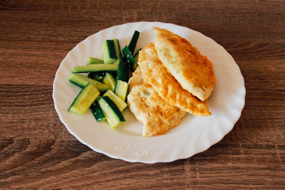 Чебуреки с говядиной и огурцами