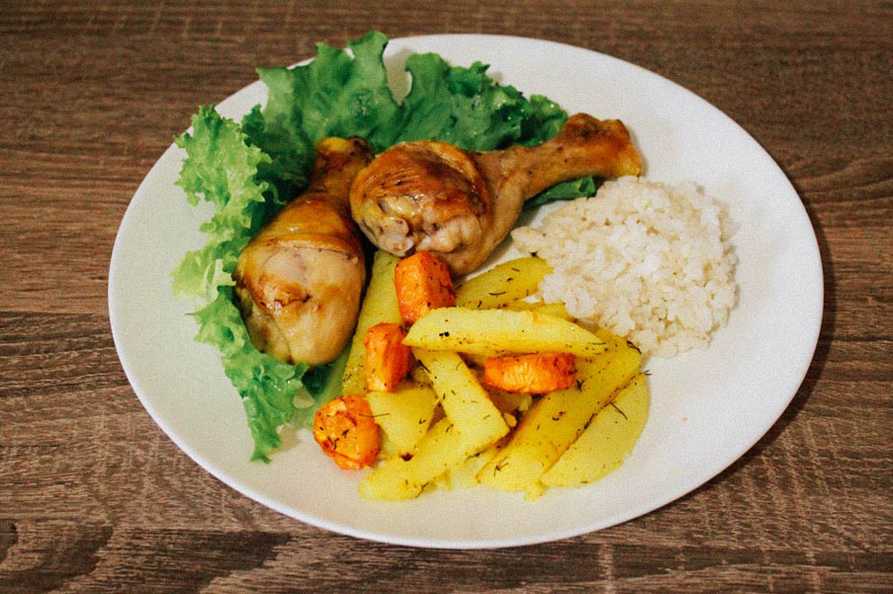 Рис с запеченными куриными ножками и картошкой