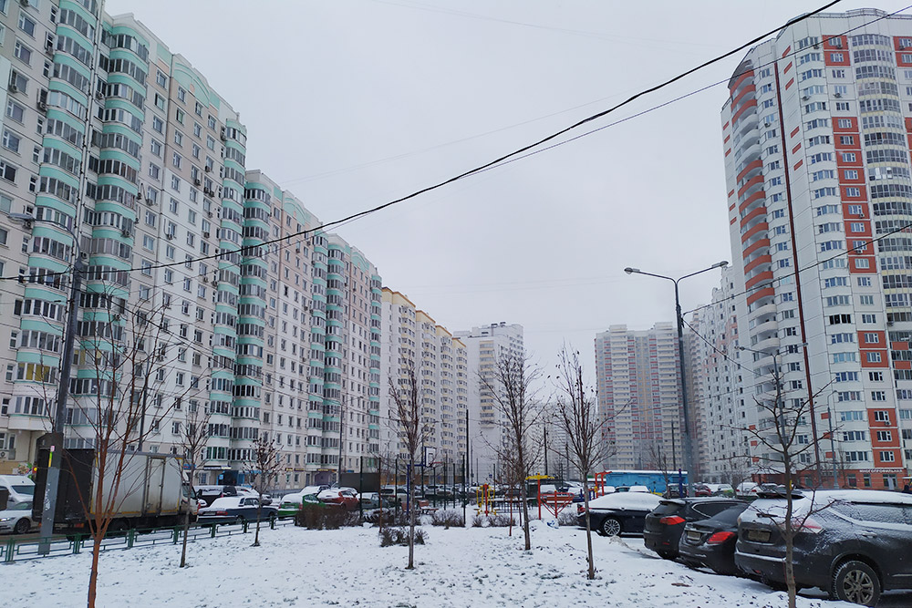 Я бы не хотела жить в Красной горке. Из окон видны только чужие окна, и одни дома всегда в тени других. А зелени мало даже летом