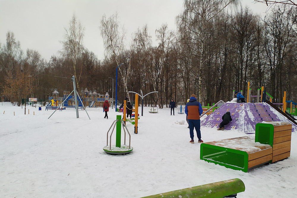 Это только половина новой детской площадки. Даже зимой здесь много ребят. Моему сыну больше всего нравится фиолетовый скалодром