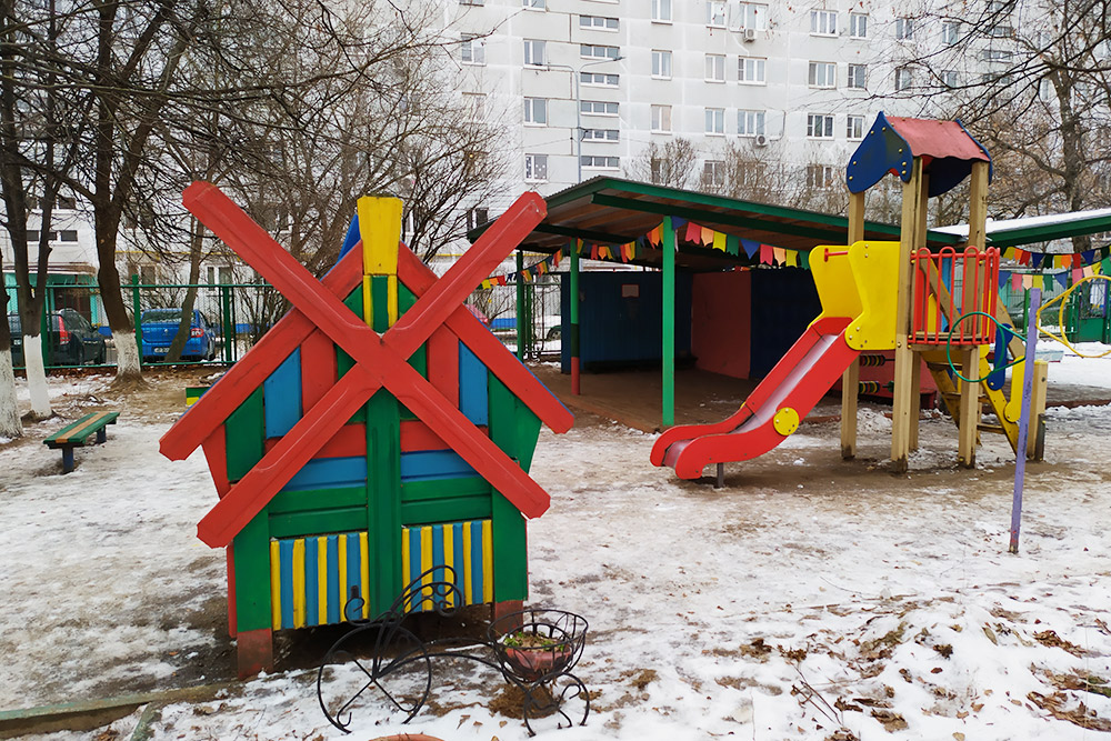 Кроме горки и домика на площадке группы ничего нет. Я считаю, это ужасно. Но успокаиваюсь, когда прихожу за сыном и вижу, что ему все равно там весело