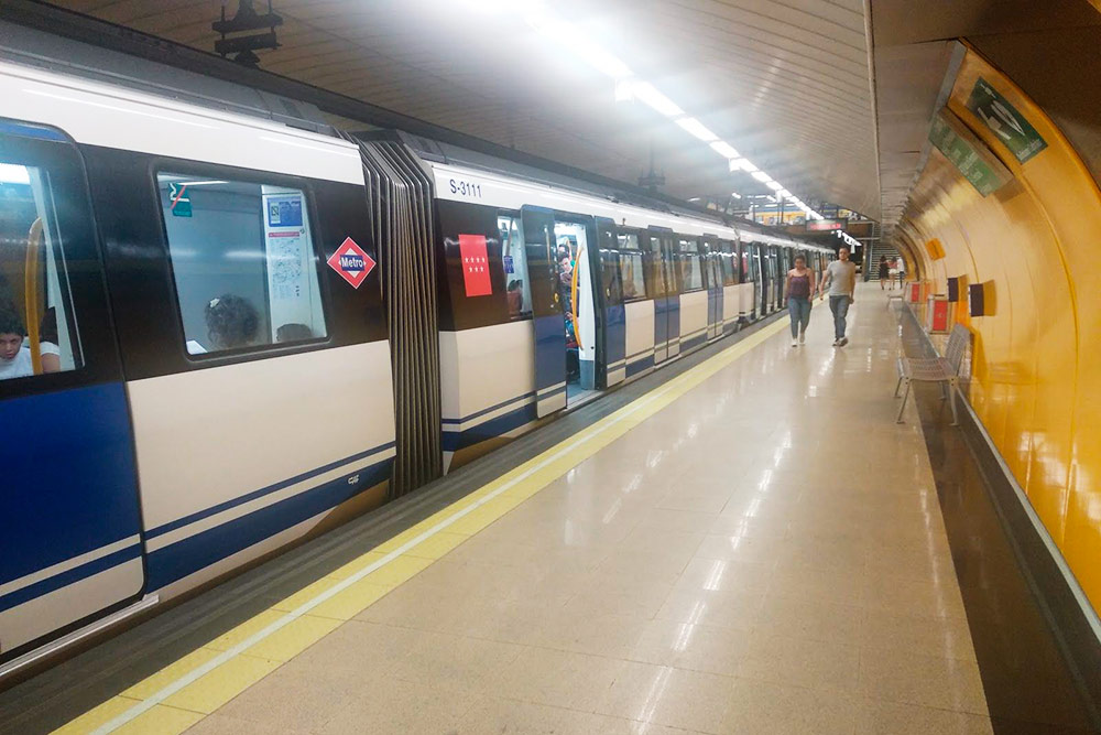 Метро я пользуюсь в основном в выходные и праздники, когда народу меньше