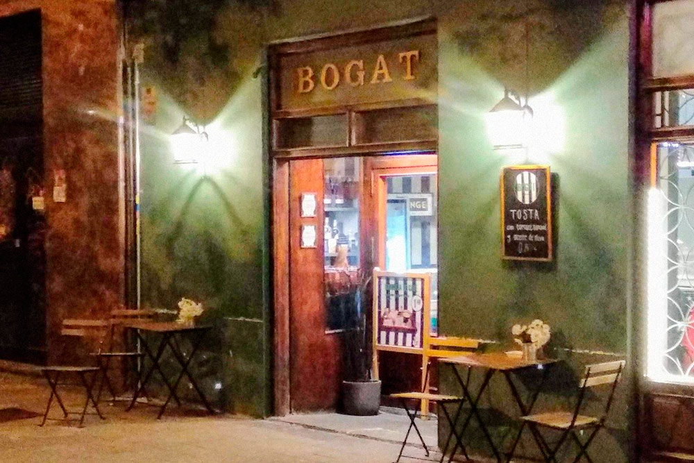 Кафе в моем районе. Вывеска заряжена на финансовое благополучие