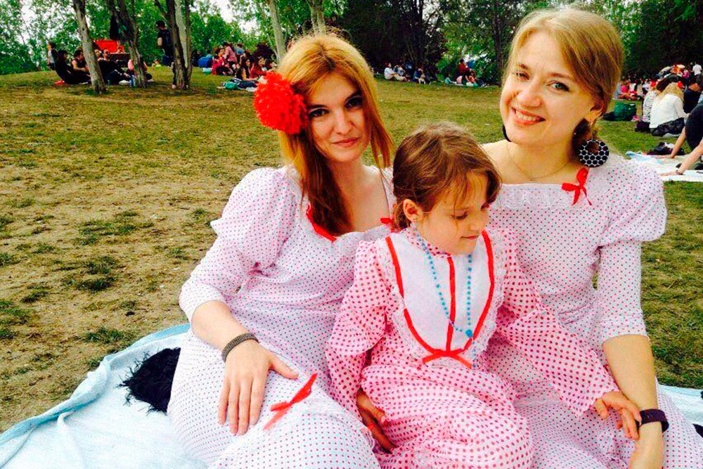 Я с подругой и ее дочкой на празднике в честь покровителя Мадрида — святого Исидора. 15 мая жители города надевают традиционные местные костюмы, участвуют в гуляниях и устраивают пикники на лугу Прадера-де-Сан-Исидро