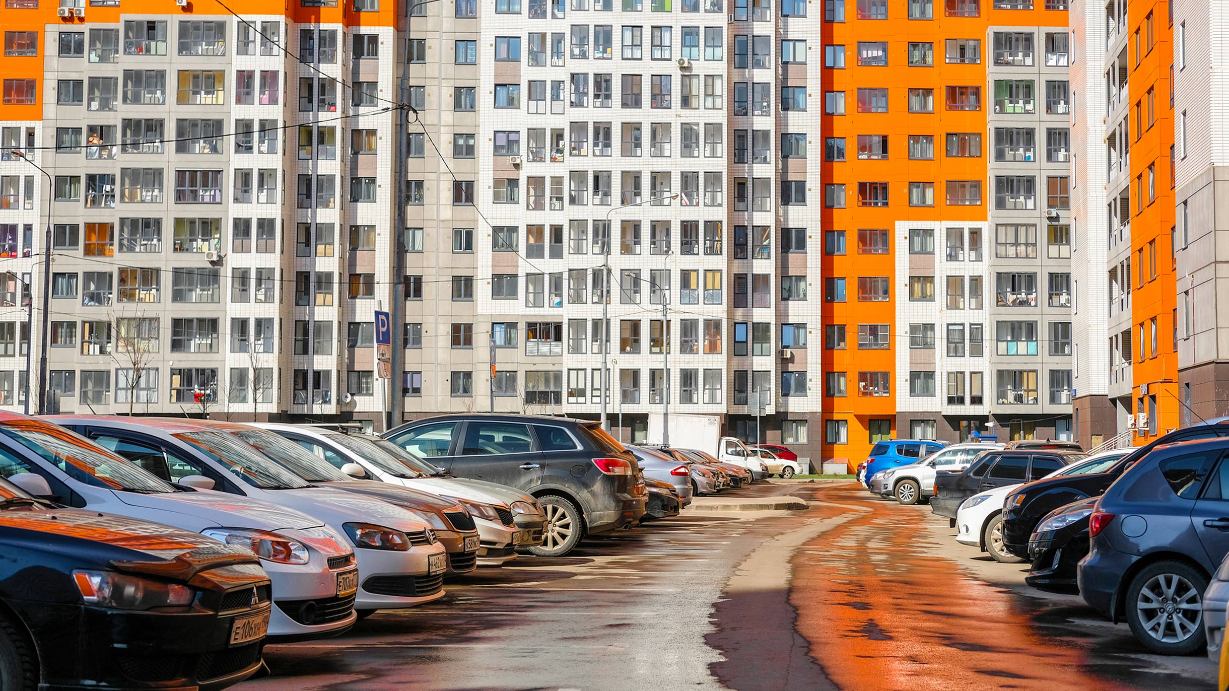 Парковка такси во дворе жилого дома Москва.