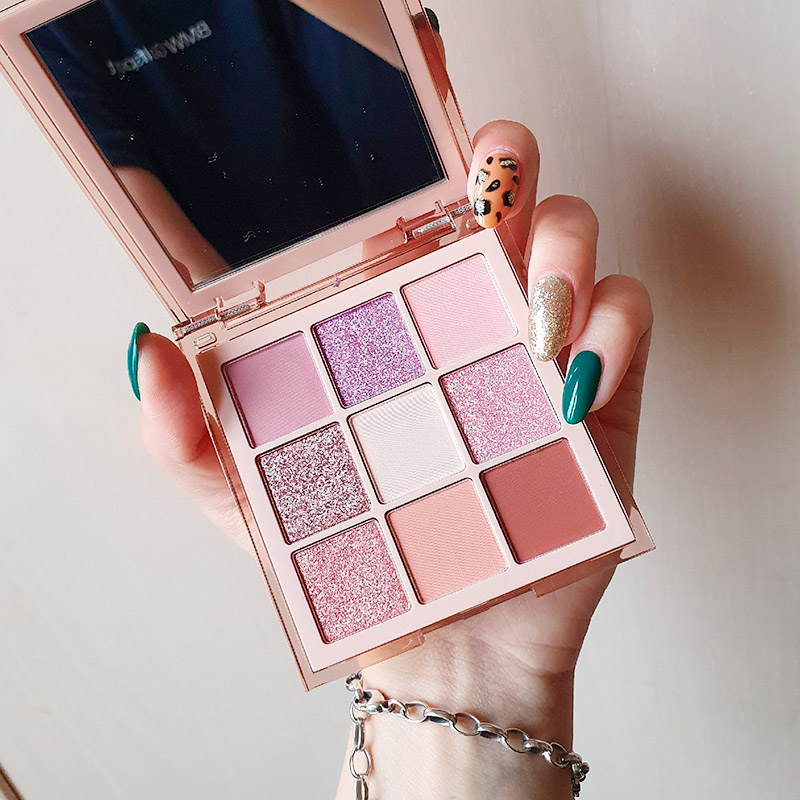 Мне очень понравилась палетка Huda Beauty. Если бы в 2020 году был активный свадебный сезон, то не выпускала бы ее из рук