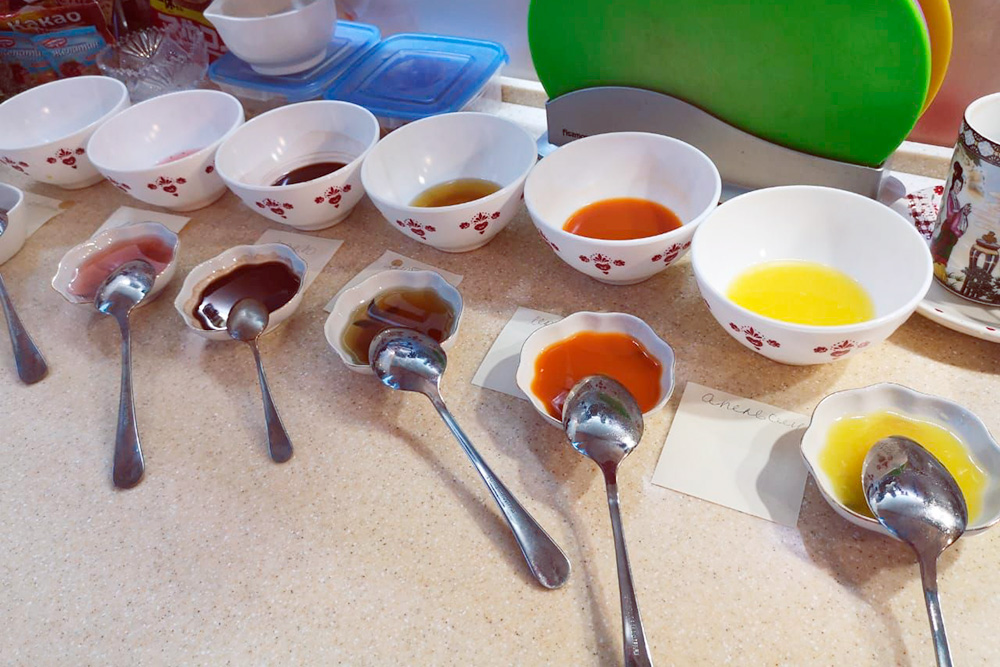 6 разных соков. Мы добавляли их в кастрюлю с мармеладом и проверяли вкус