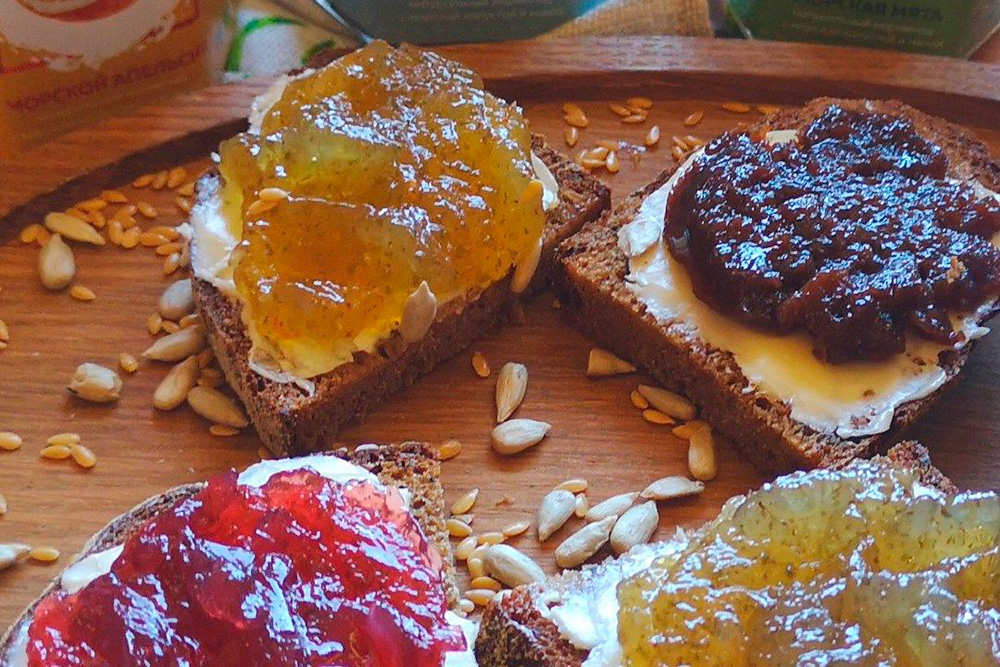 Sea Marmelad можно есть ложкой и намазывать на хлеб. Это фото из инстаграма, в котором мы подсказываем покупателям, как и с чем можно есть мармелад