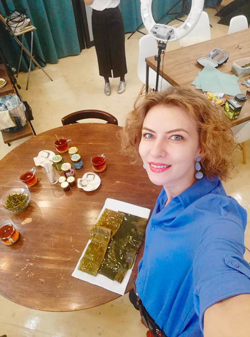 Это Анна во время съемки видео для Ютуб-канала «Меняй себя и мир», который рассказал о нашем проекте. На столе морская капуста и пробники мармелада