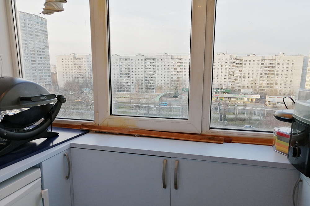 Лыжи прячутся в нижнем шкафу под столешницей