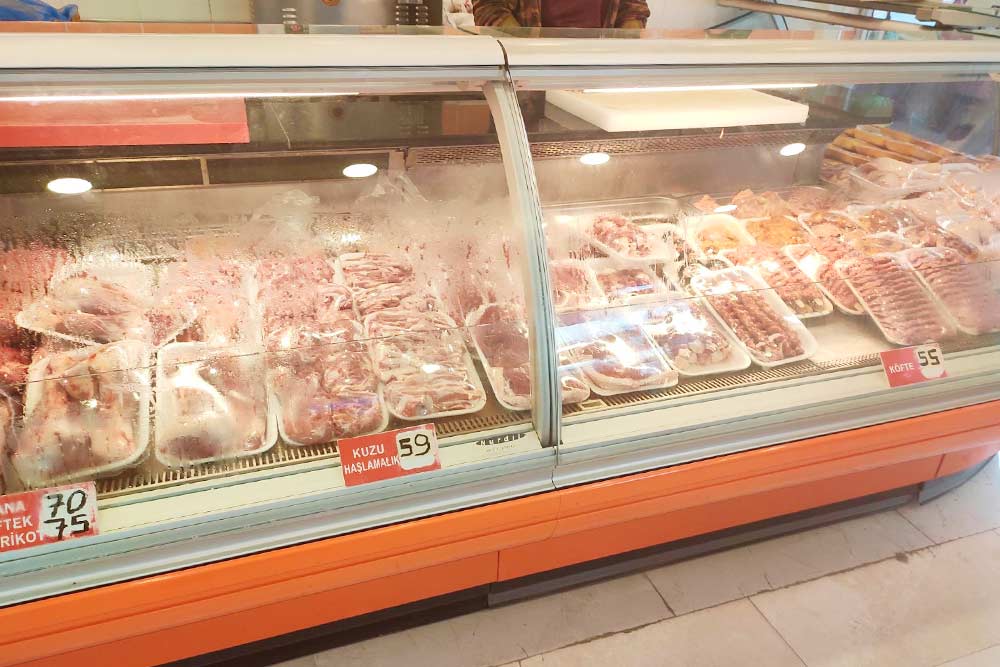 В мясных лавках могут при мне накрутить фарш из выбранного куска