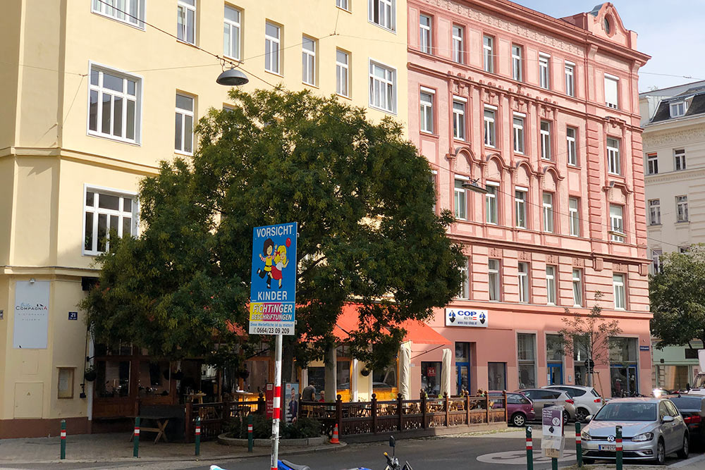 В Вене старые красивые дома могут стоять впритык к обычным и скучным. Но по зданию не понять, где жить лучше: надо смотреть состояние подъезда и сами квартиры