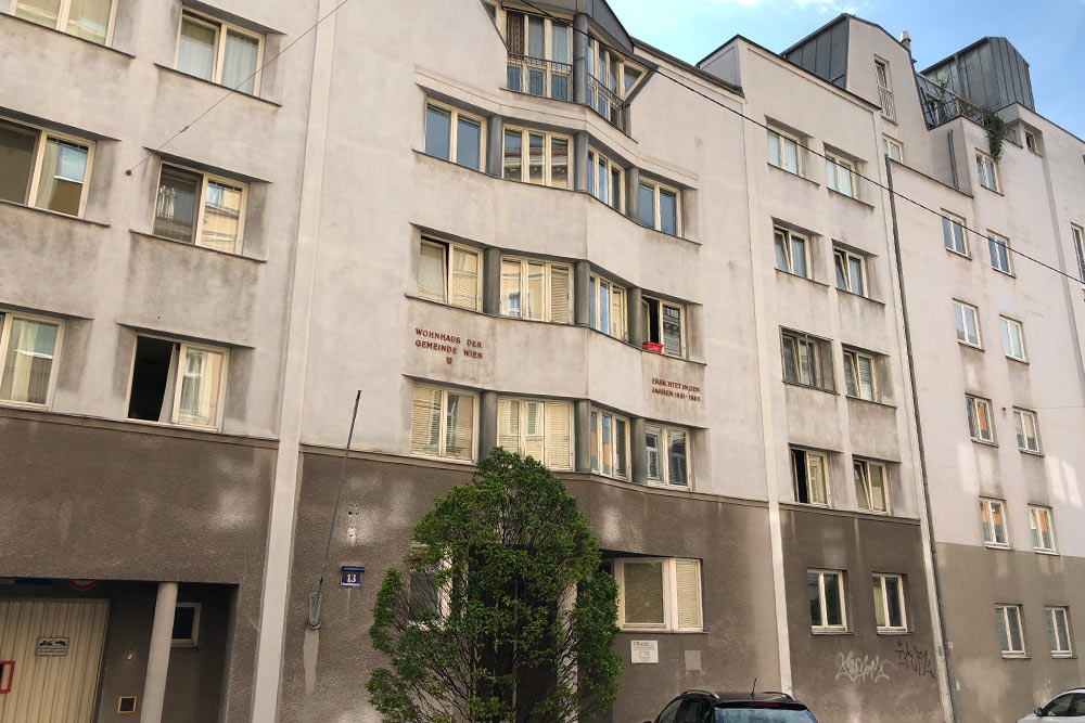 Так выглядит типичный дом из программы социального жилья. Их много в каждом районе Вены