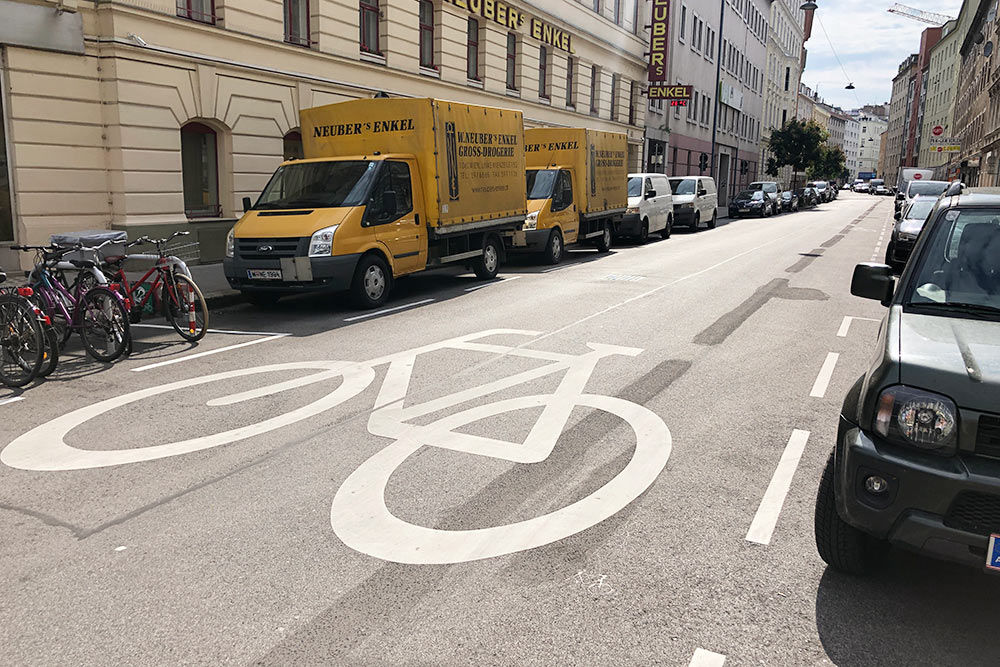 В Вене есть места, где велосипедист важнее автомобилиста и может ехать посреди дороги