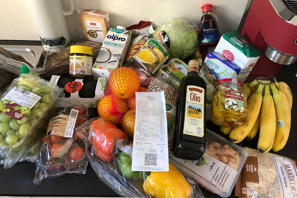 За эти продукты я отдала 46,89 € (4220 <span class=ruble>Р</span>). Самое дорогое тут — сыр за 3,33 € (299 <span class=ruble>Р</span>)
