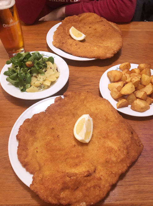 Шницель в «Фигльмюллере» был вкусный, но слишком большой. Хорошо, что в любом ресторане Вены можно забрать с собой все, что не доели