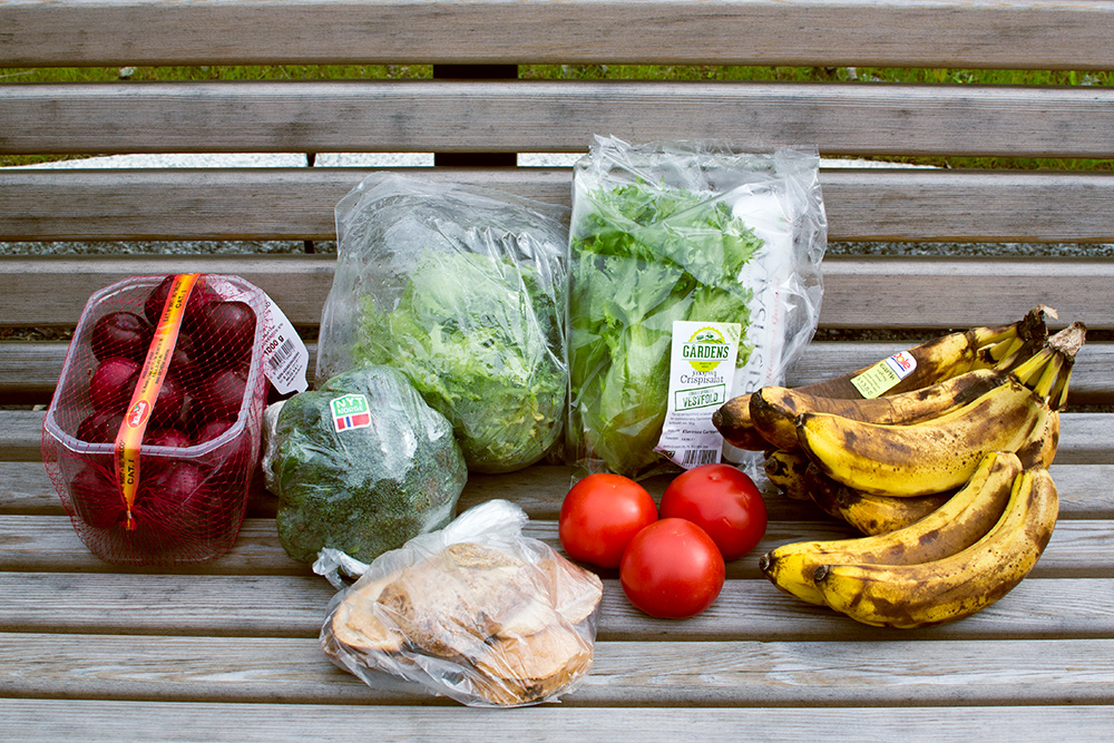 Вот такие продукты норвежцы безжалостно выбрасывают. Если бы мы купили такой набор в магазине, он обошелся бы нам примерно в 1500 <span class=ruble>Р</span>