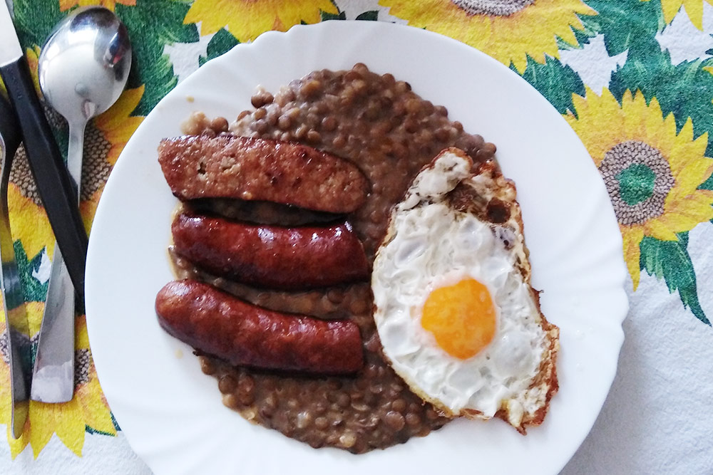 Кислая чечевица с колбасой и глазуньей
