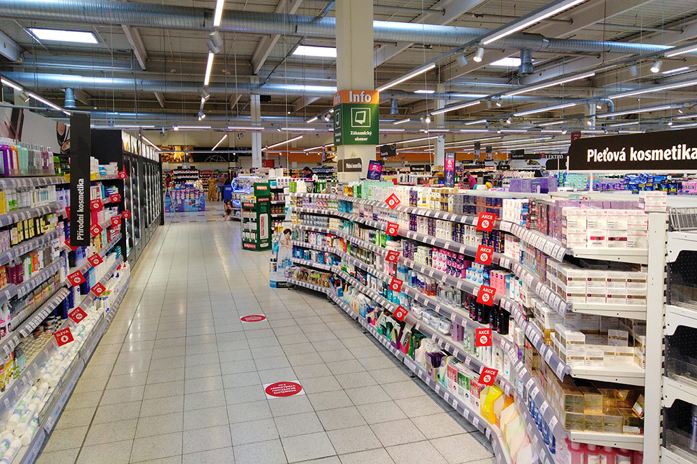 Отдел косметики в супермаркете. Я стараюсь ходить по магазинам с утра, когда там не так много народу