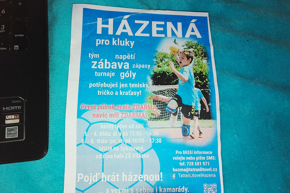 Листовка на чешском, предлагающая записать детей в секцию гандбола. Ее дали сыну в школе