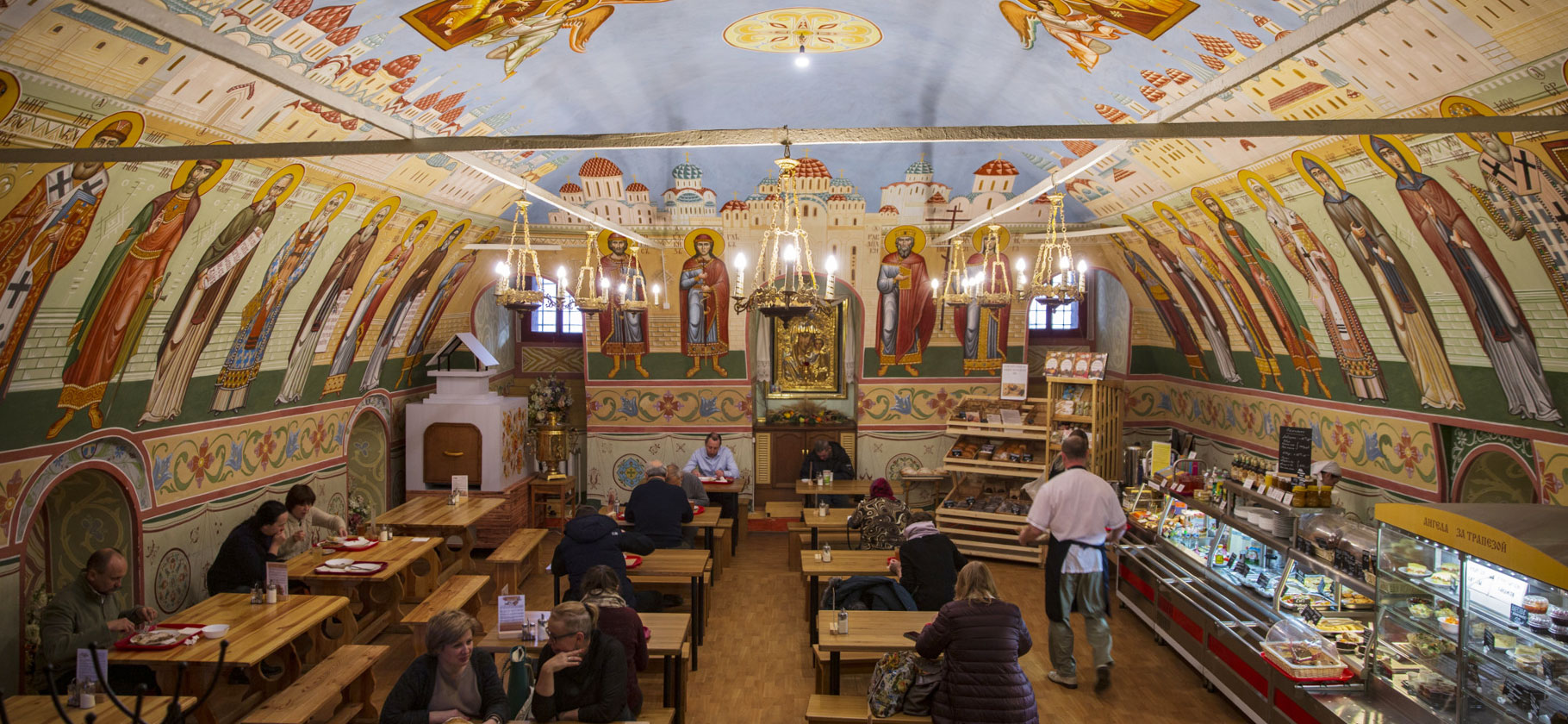 9 необычных кафе и баров Москвы: трапезная в монастыре и кофейня с гаданиями