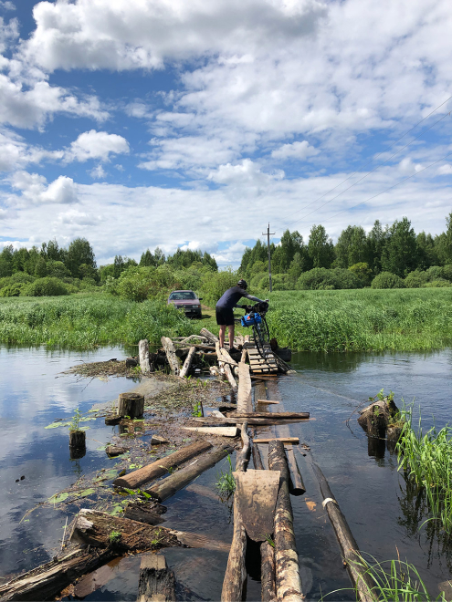 Мостом через реку никто не пользуется, сюда приезжают только рыбаки. Мы вынули часть бревен из воды, чтобы можно было пройти