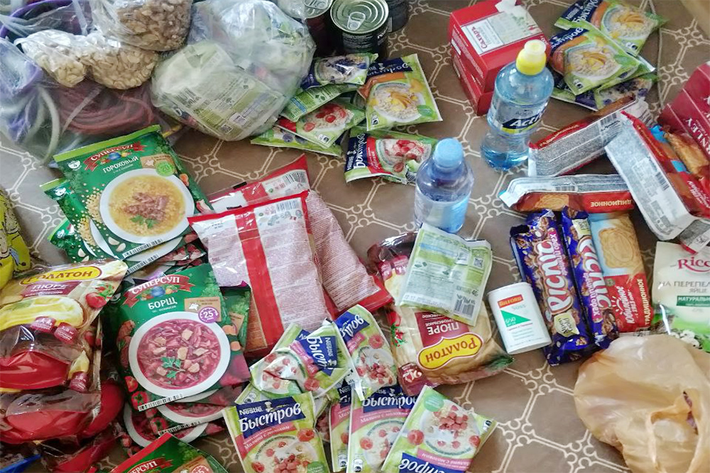 На завтрак у нас были пакетики с овсянкой, которую мы разводили порошковым молоком, на обед — мясной суп без мяса, на ужин — картофельное пюре с сублимированной говядиной. Трехразовое питание у нас было только на дневках, а в ходовой день вместо обеда перекусывали орехами и шоколадкой