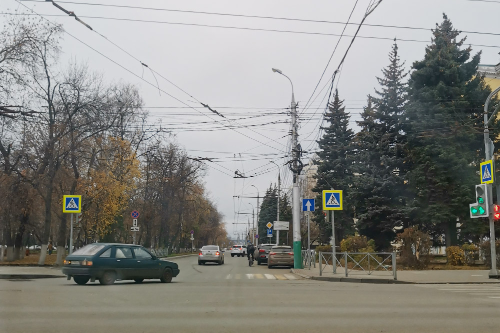 Велодорожек нет, и велосипедист вынужден ехать по проезжей части
