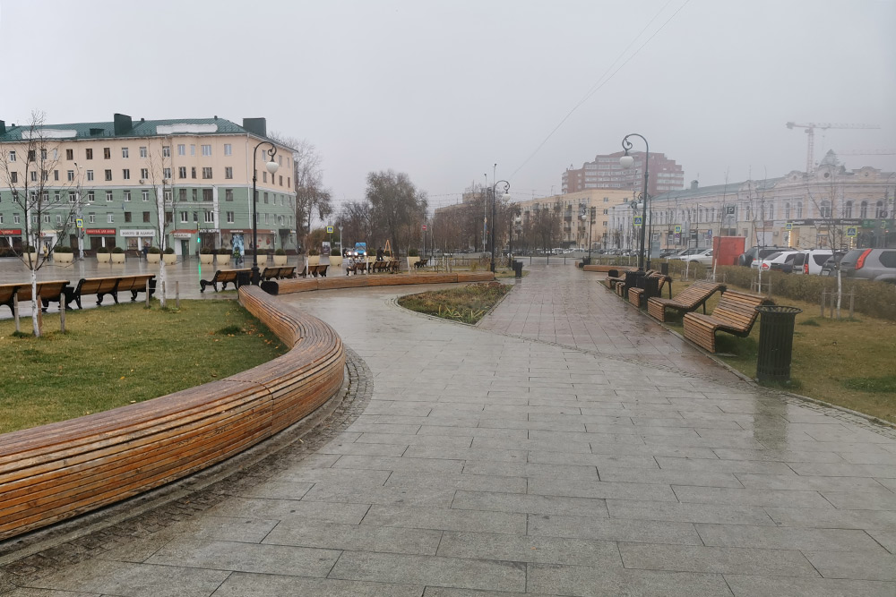 Центральная площадь — имени Ленина. Тоже недавно отреставрированная. Летом здесь гуляют местные жители, работают открытые кафе