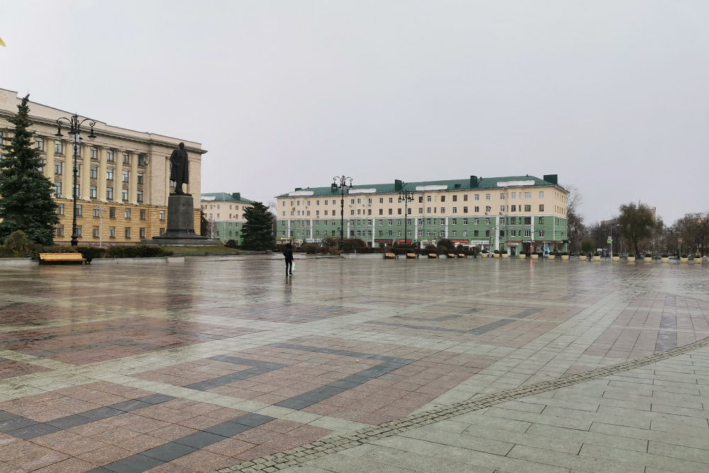 Площадь Ленина — дом правительства и памятник вождю мирового пролетариата