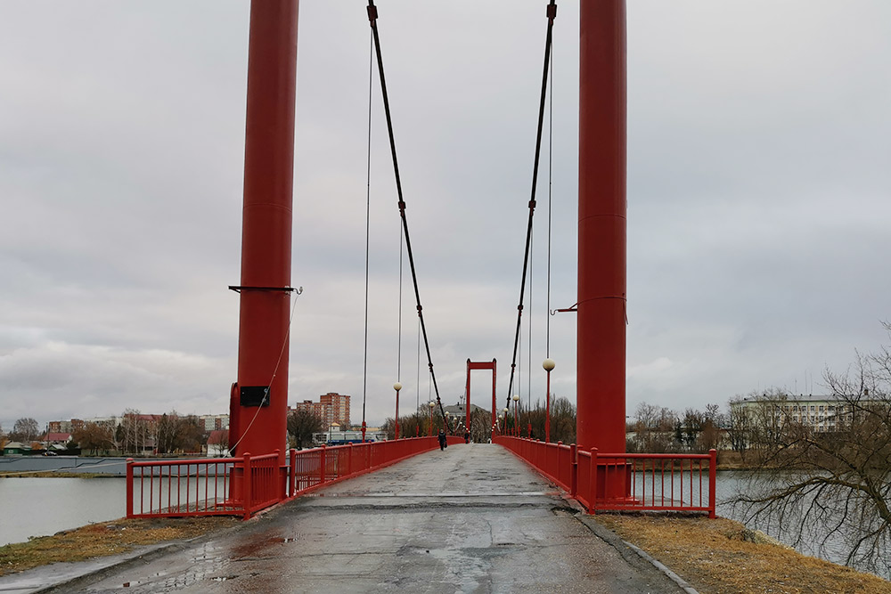 Рядом с набережной находится мост Дружбы, в этом году его перекрасили в красный цвет и сейчас он отдаленно напоминает знаменитый мост Золотые Ворота из Сан-Франциско