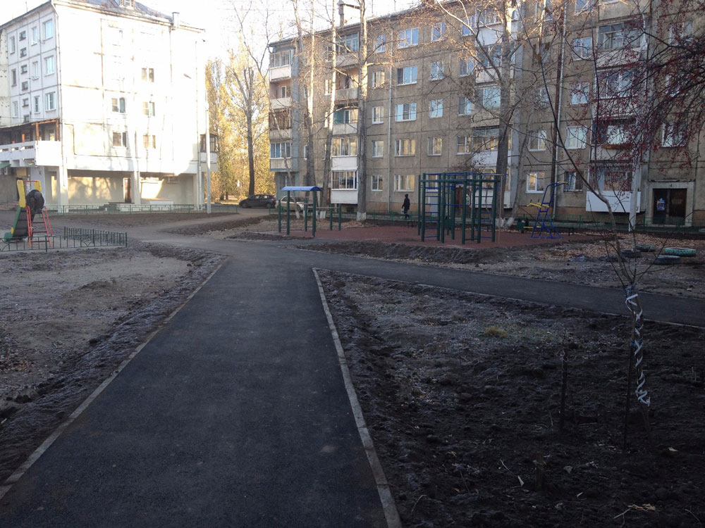 Благоустройство двора заняло три месяца, с августа по ноябрь. Источник: Admirk.ru