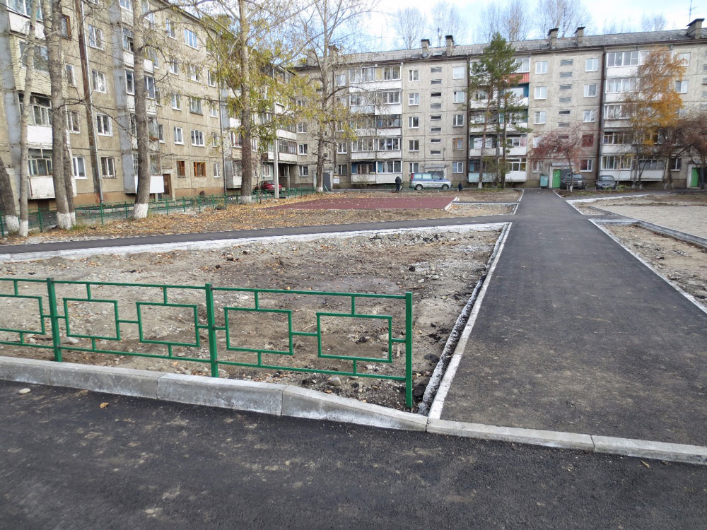 Благоустройство двора заняло три месяца, с августа по ноябрь. Источник: Admirk.ru