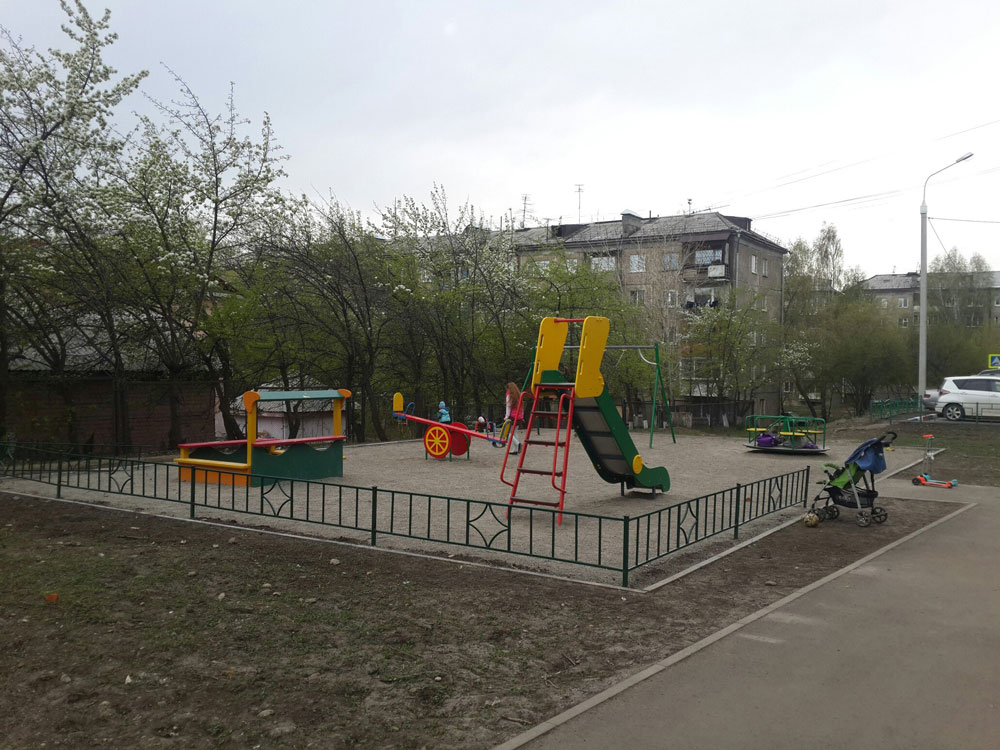 Благоустройство двора заняло три месяца, с августа по ноябрь. Источник: Admirk.ru