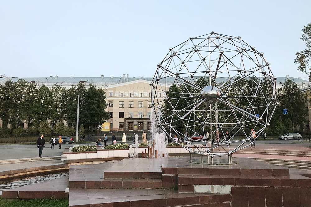Обычно фонтан включают в мае и отключают в сентябре