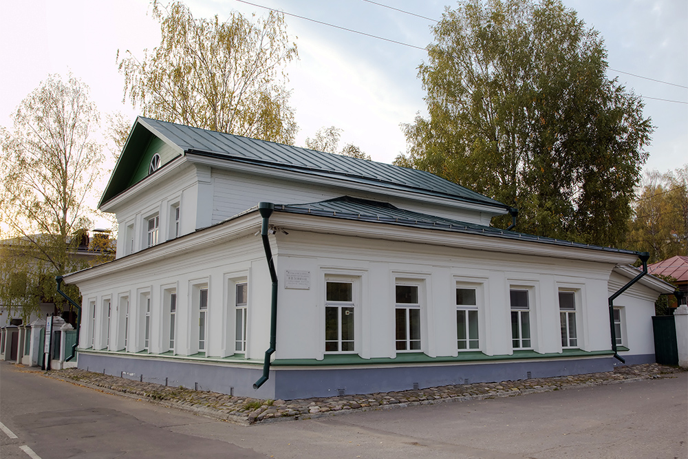 Так выглядит дом-музей со стороны набережной. Источник: Ivan Varyukhin / Shutterstock