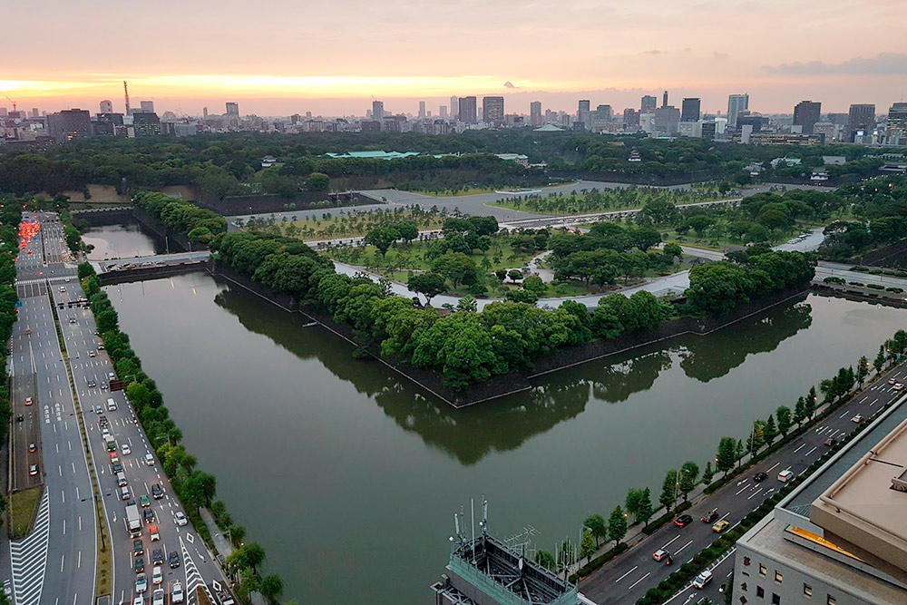 Токио, вид на императорский дворец из вип-номера отеля The Peninsula Tokyo
