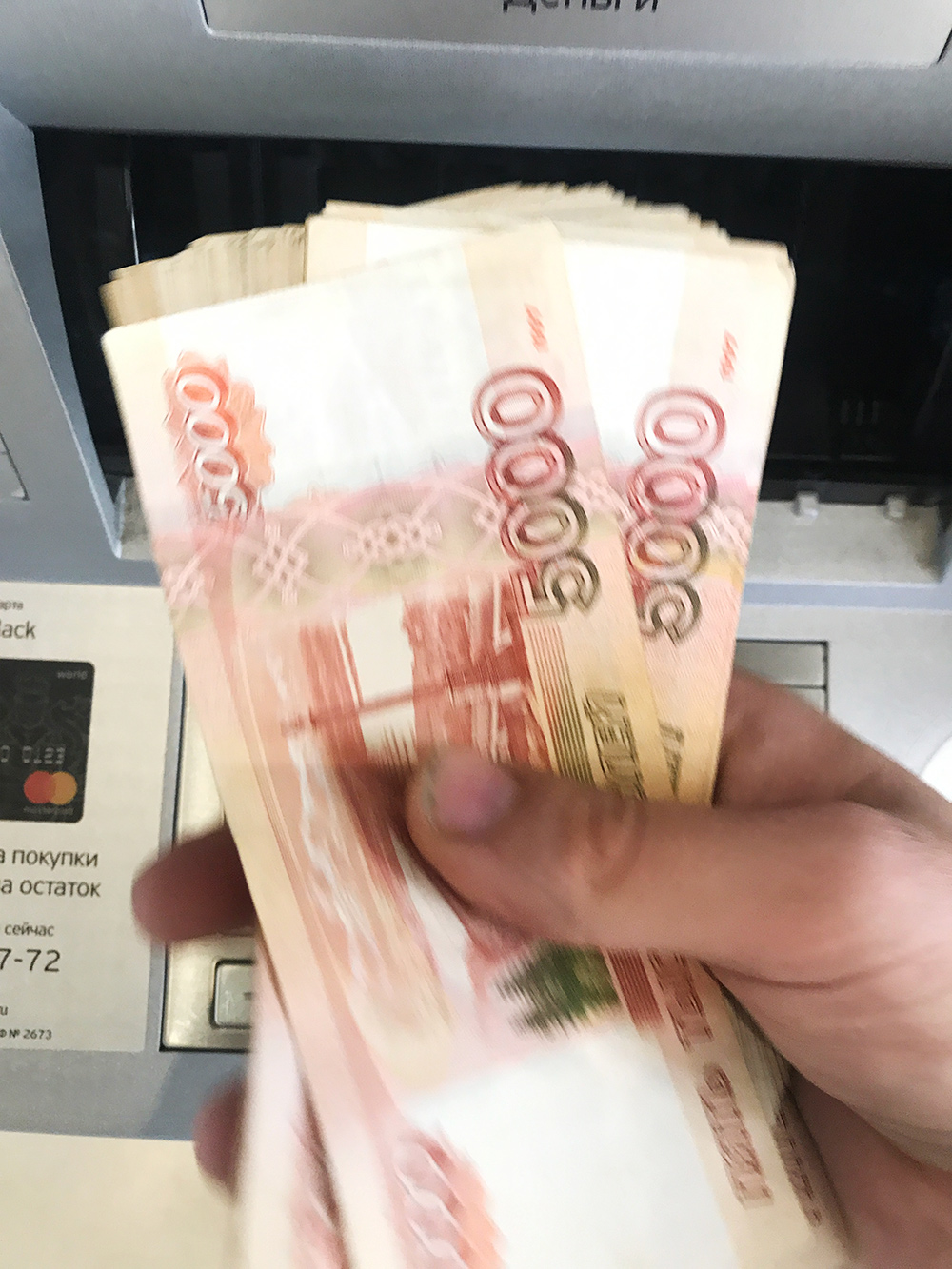 400 000 <span class=ruble>Р</span> — нужно было три таких пачки