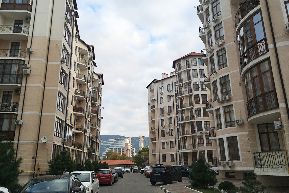 Сейчас живу в новом квартале Геленджика. До моря семь минут ходьбы, а плачу я в три раза меньше, чем за квартиру в Москве