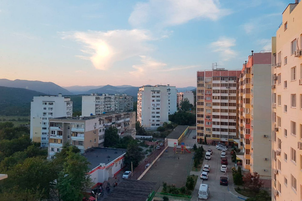 Дивноморское — маленький поселок, но многоэтажки тут — как на городской окраине