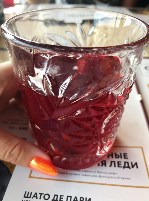 Еще мне принесли морс в грязном стакане с какими-то пятнами. Грязная посуда — это грубое нарушение. Естественно, стакан мне тоже поменяли