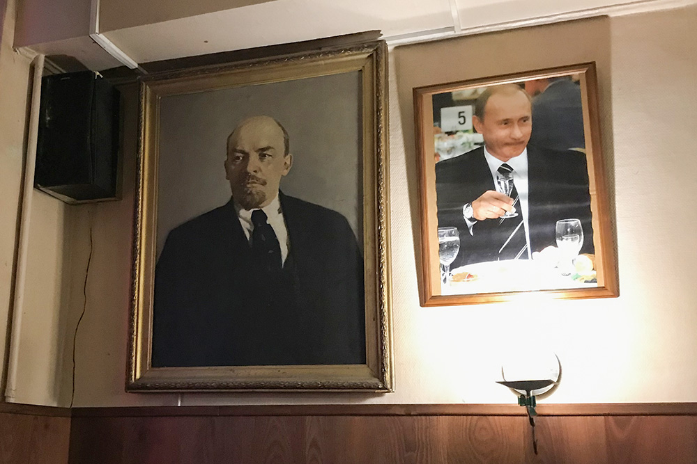 На мой взгляд, странное соседство. Но туристам нравится