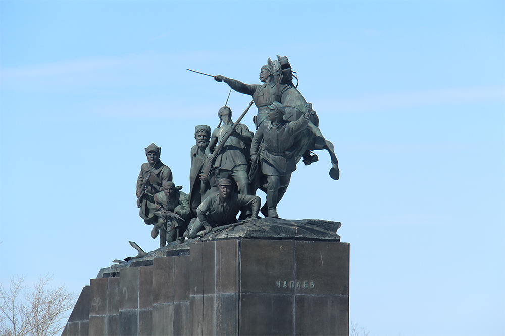 Авторскую копию памятника Чапаеву можно увидеть в Санкт-Петербурге на площади перед Военной академией имени Буденного на Тихорецком проспекте. Говорят, Манизера попросил об этом тогдашний глава города Сергей Киров