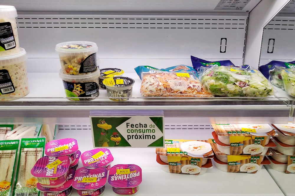 Так выглядит витрина с продуктами, у которых истекает срок годности